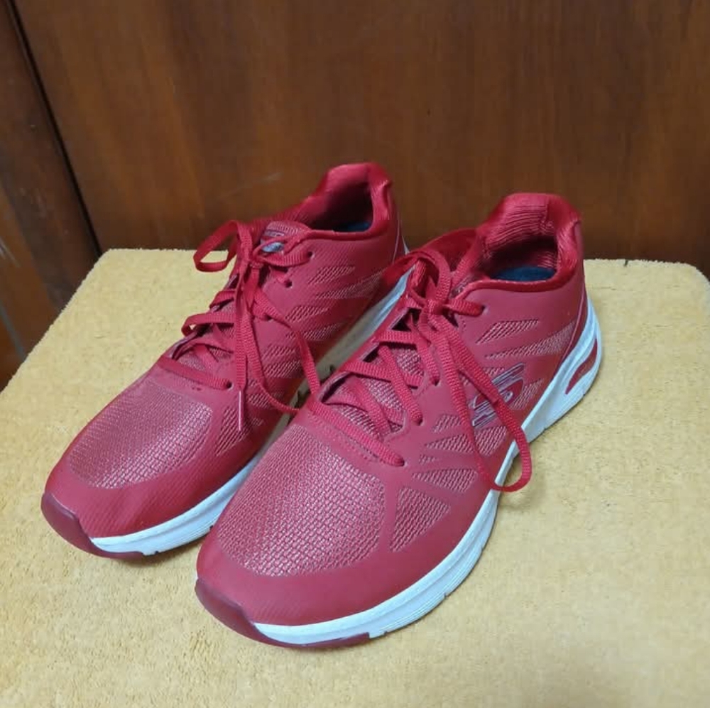 Women's sz 11 Red Skechers Like New